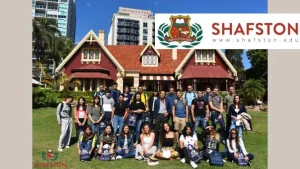 シャフストン・インターナショナル・カレッジのキャンパスに集まる学生