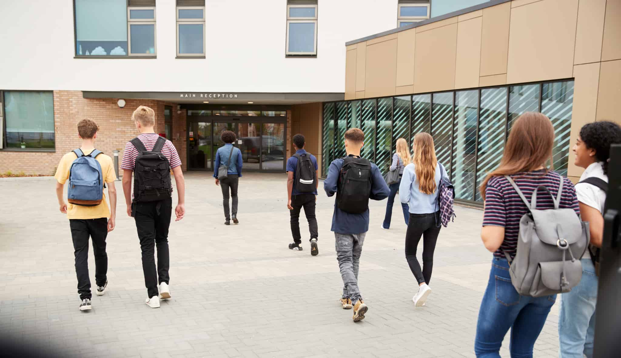 学生が学校に登校する写真