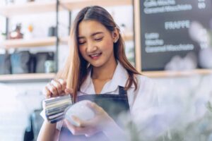 オーストラリアのカフェでアルバイトをする女性のイメージ