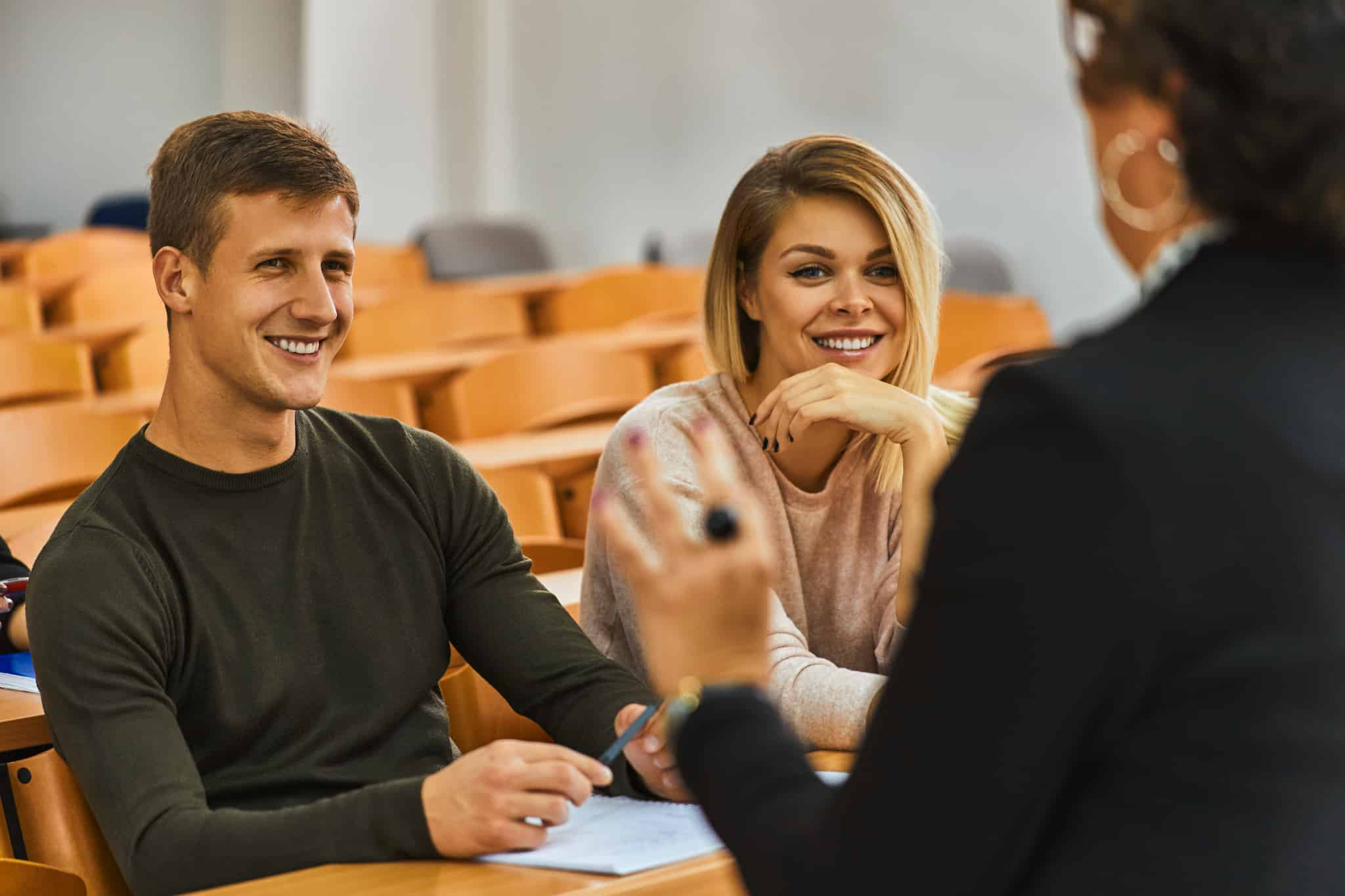 大学で学んでいる留学生のイメージ