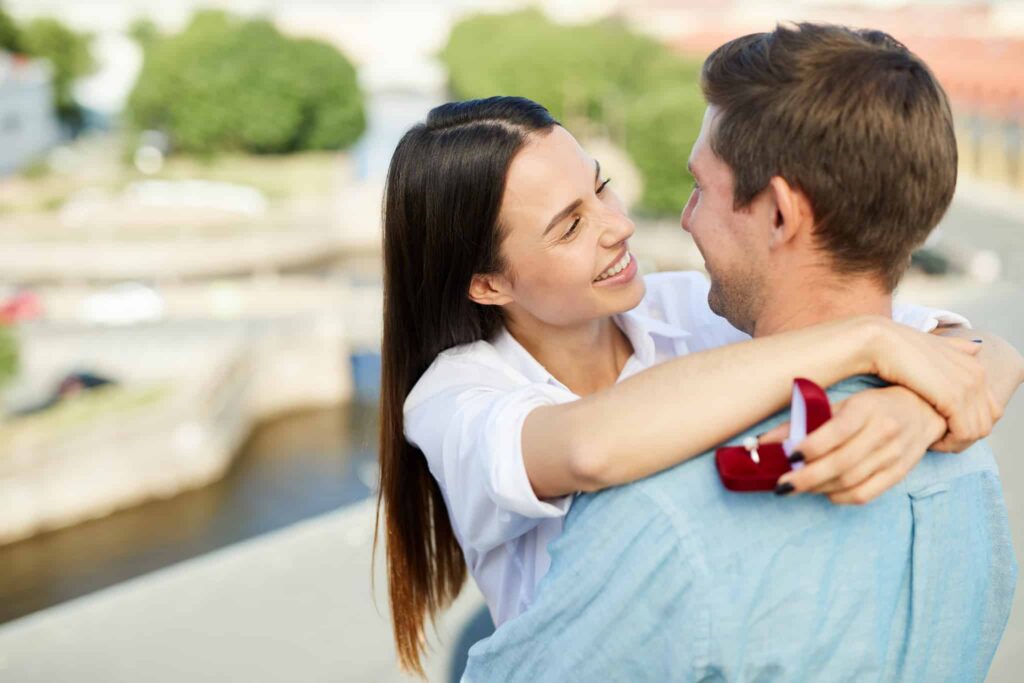 婚約したカップルの写真