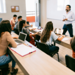 大学で講義を受ける学生イメージ