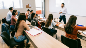 大学で講義を受ける学生イメージ