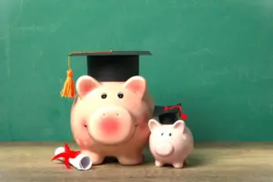 角帽をかぶったブタの貯金箱